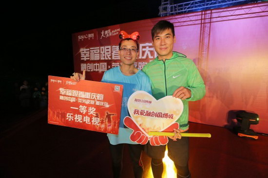 融创重庆营销总经理吕锋先生为冠军颁发奖品