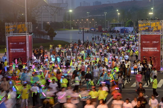 融创夜跑 闪亮的跑步现场