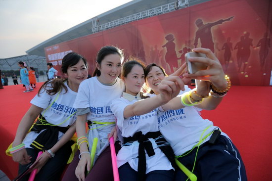 融创荧光夜跑 留下光影的精彩瞬间