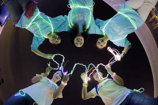 融创业主自发用荧光线组成“SUNAC”字样