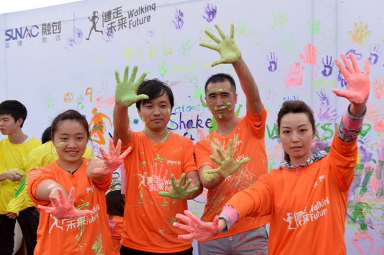 融创荧光夜跑 多彩的荧光粉末和涂鸦