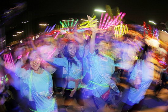 融创荧光夜跑 光影中的舞蹈