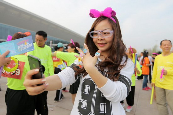 融创重庆荧光夜跑 快乐的参赛业主