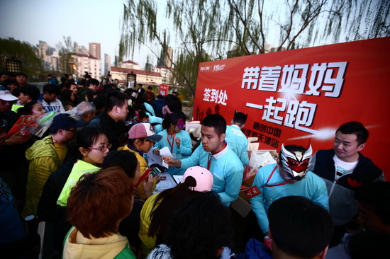 天津融创业主踊跃报名参加荧光夜跑