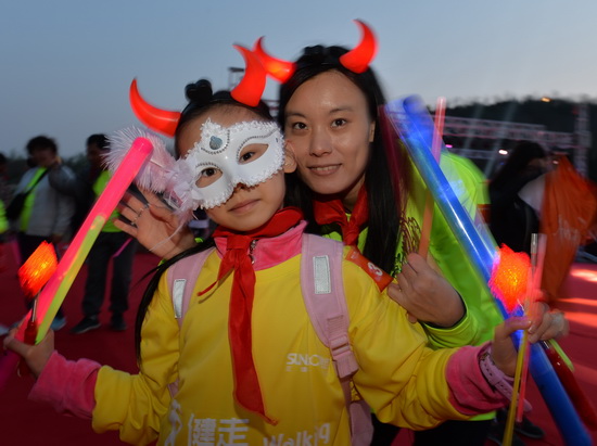 一起合影的融创业主母女