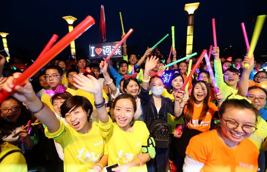 融创杭州站应该夜跑起跑线前的欢乐留念