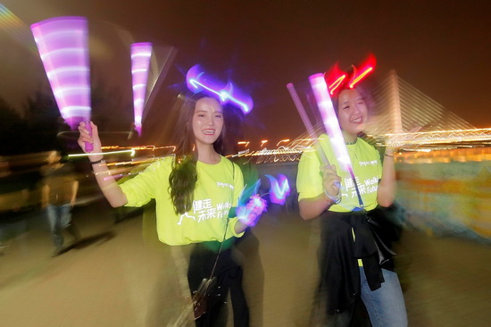 参加融创荧光夜跑也是一种享受
