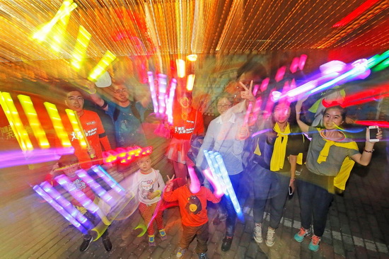 融创夜跑光影下的欢声笑语